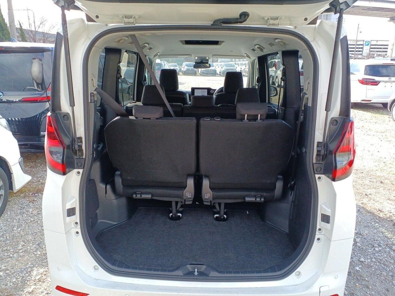 Toyota Noah 2022 G Package Hybrid — photo 2