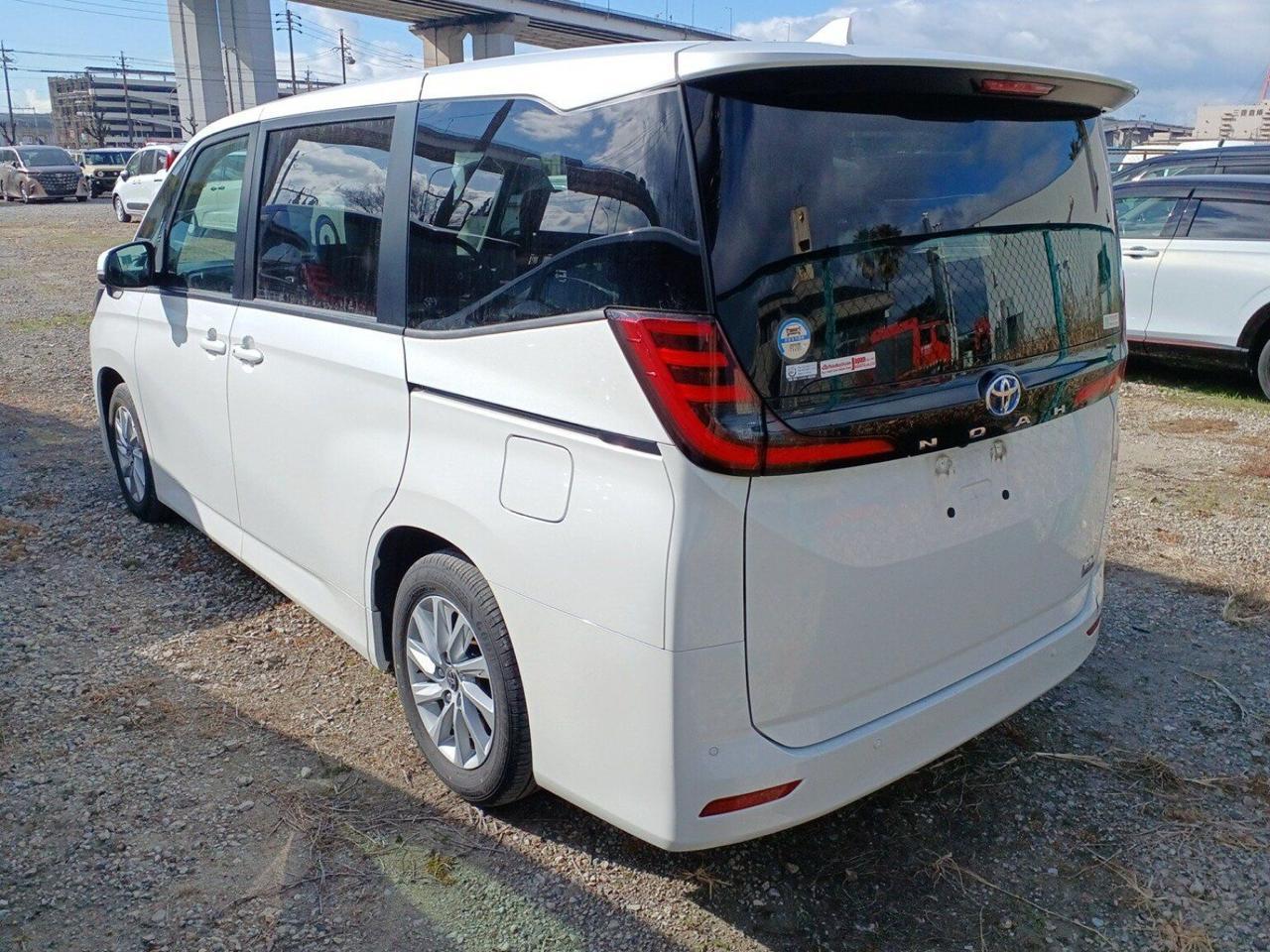 Toyota Noah 2022 G Package Hybrid — photo 3